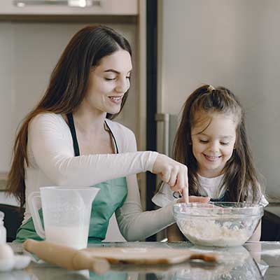mother-daughter-baking